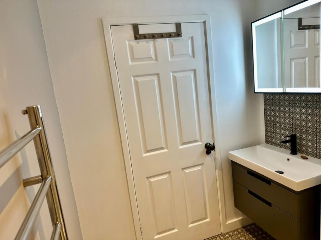 The Retreat, Luxury Studio Apartment In Bath With Parking Exterior photo
