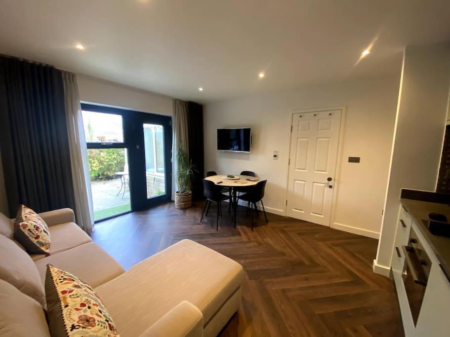 The Retreat, Luxury Studio Apartment In Bath With Parking Exterior photo